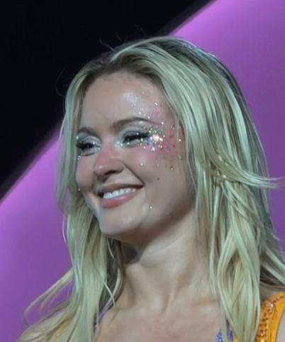 Zara Larsson İstanbul konserinde Türk hayranlarını büyüledi