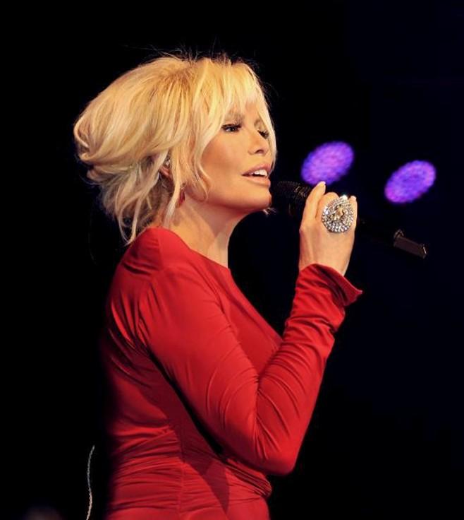 Ajda Pekkan konseri durdurdu, Nebahat Çehre'yi sahneye çıkardı