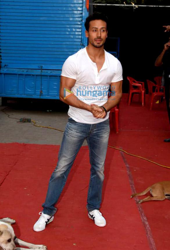 Bollywood yıldızı Tiger Shroff'un aracına silahlı saldırı