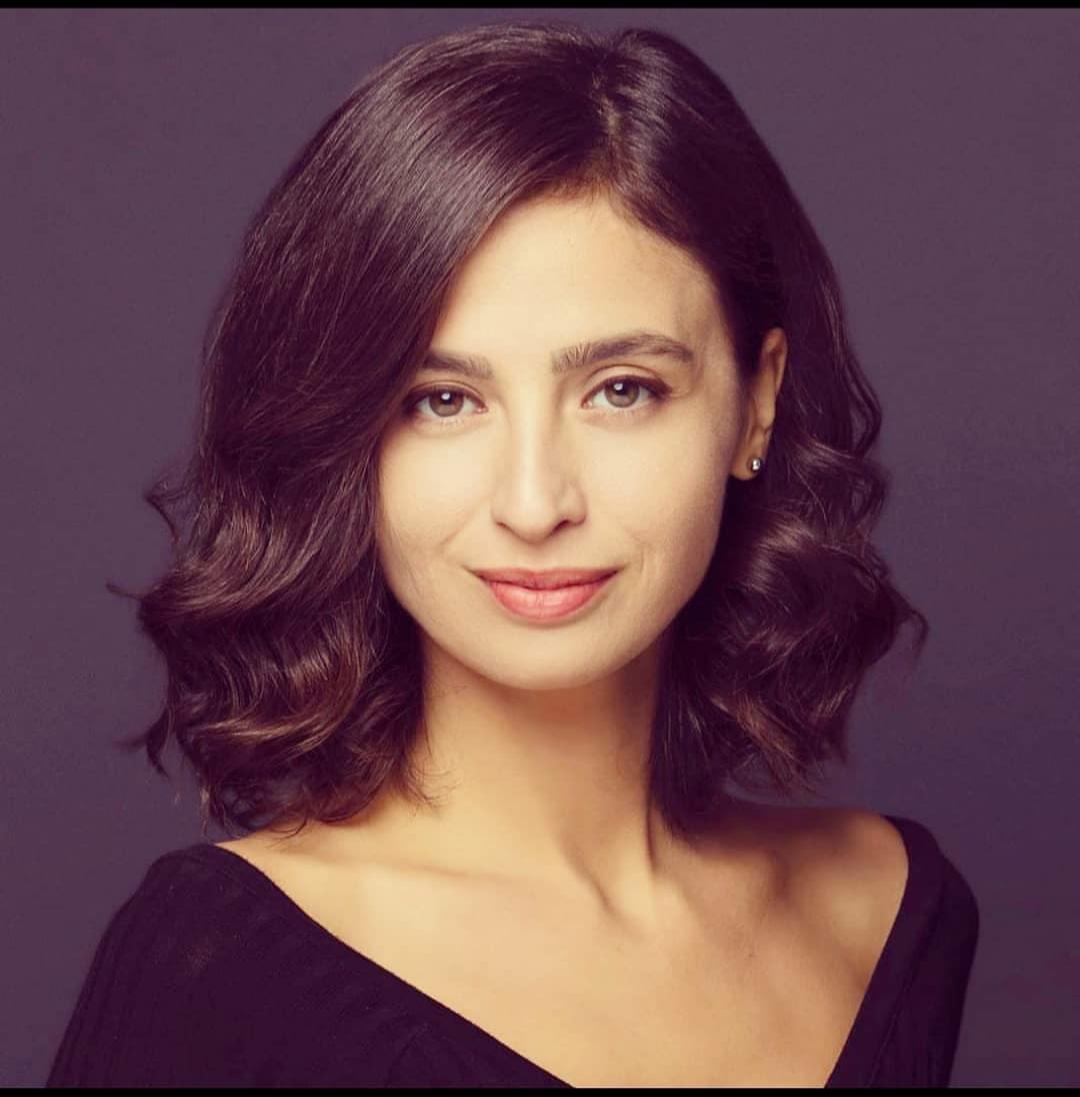 Merve Özbey Selendi'de binlerce kişiye konser verdi