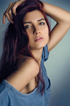 Tuba Büyüküstün etkinlikteki sade güzelliğiyle beğeni topladı