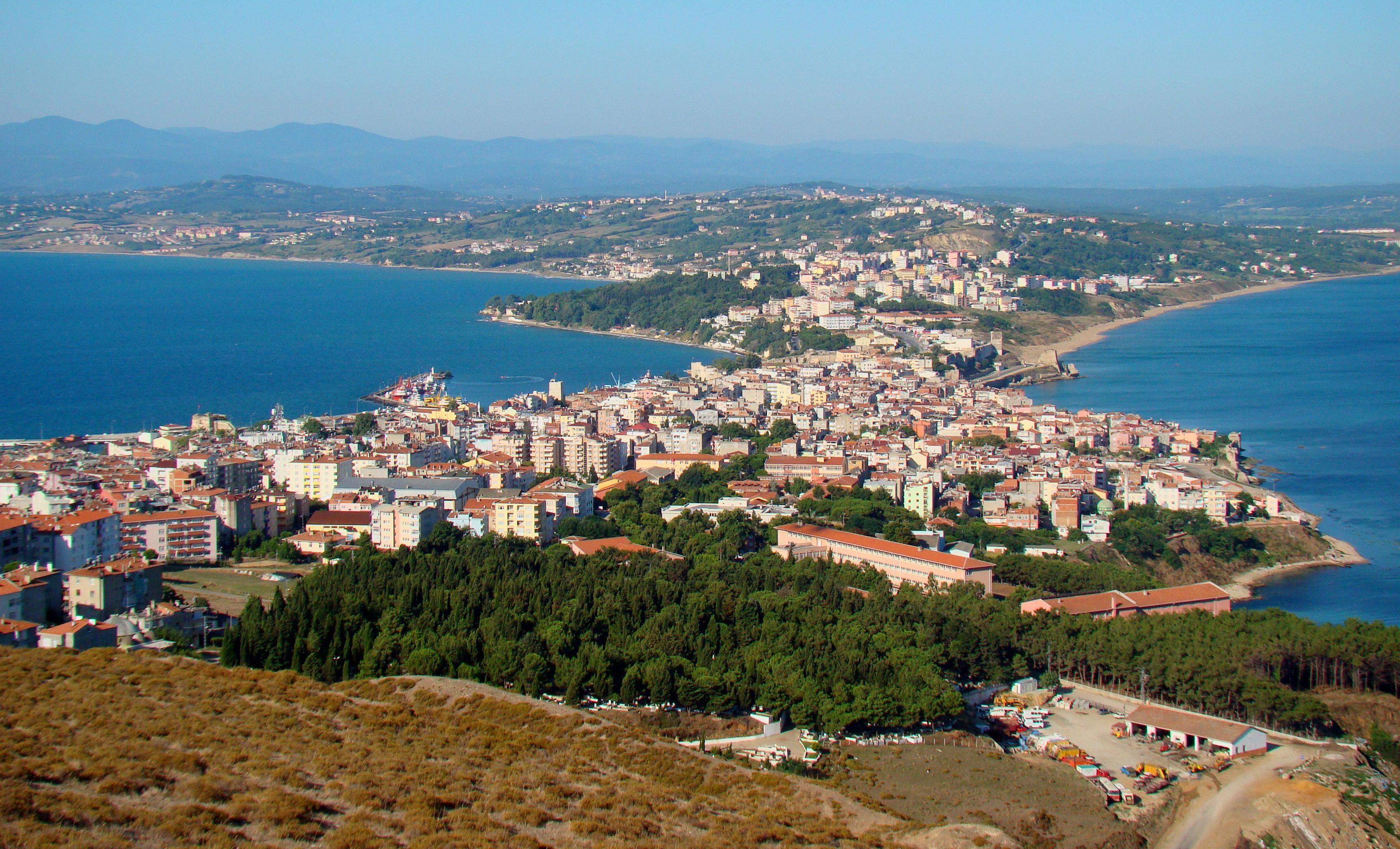 Sinop'ta Sağanak Sonrası Karadeniz Kahverengiye Döndü