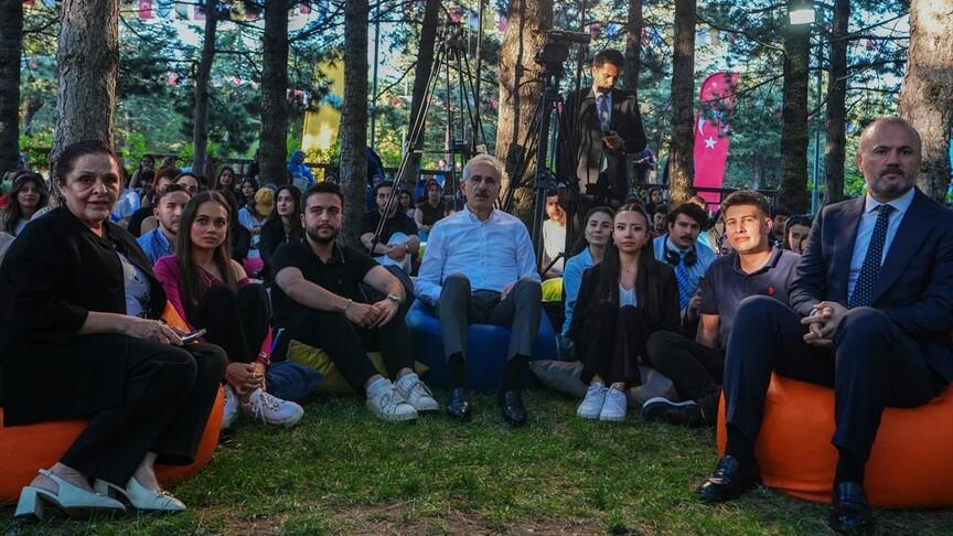 Bakan Uraloğlu stajyer öğrencilerle buluştu