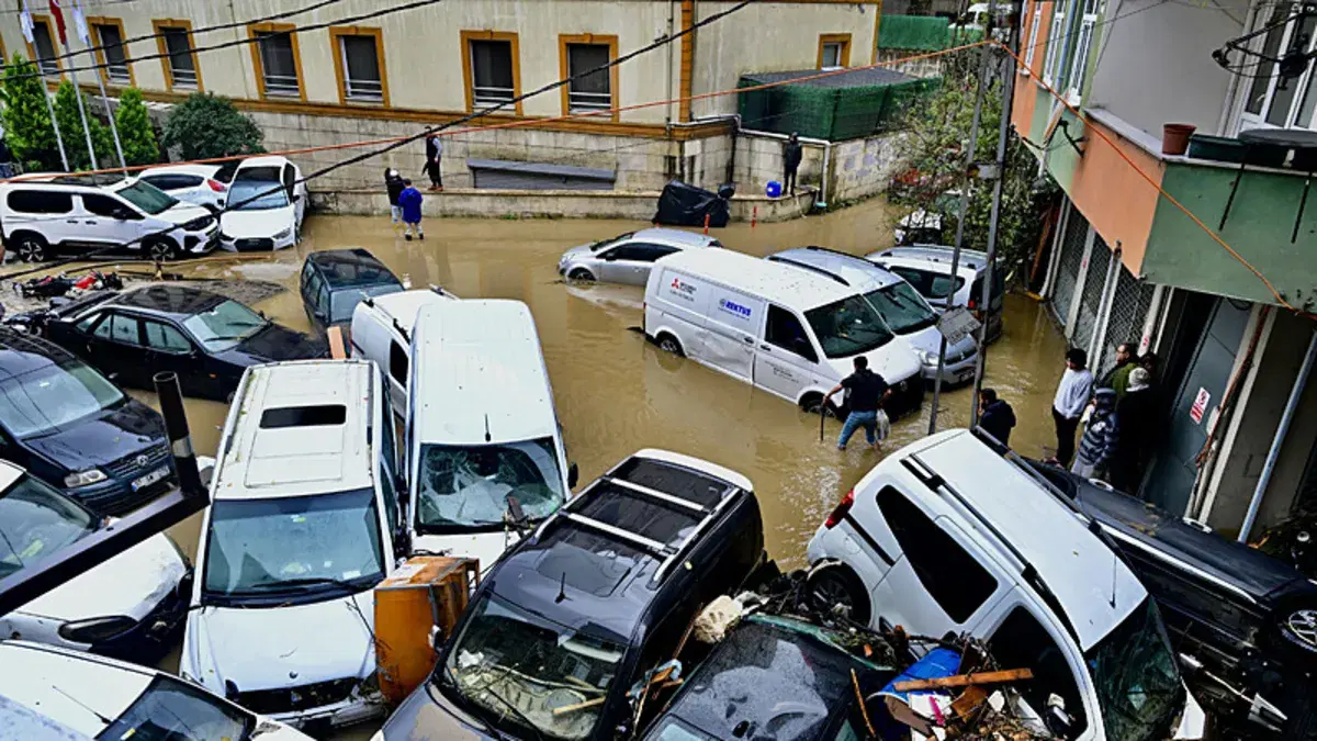 İstanbul seli: 2 ölü, 2 bin 727 kişi tahliye edildi