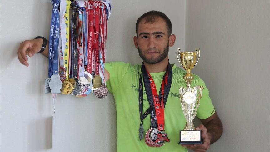 Şanlıurfalı atlet inşaatta çalışıp pistte şampiyon oluyor