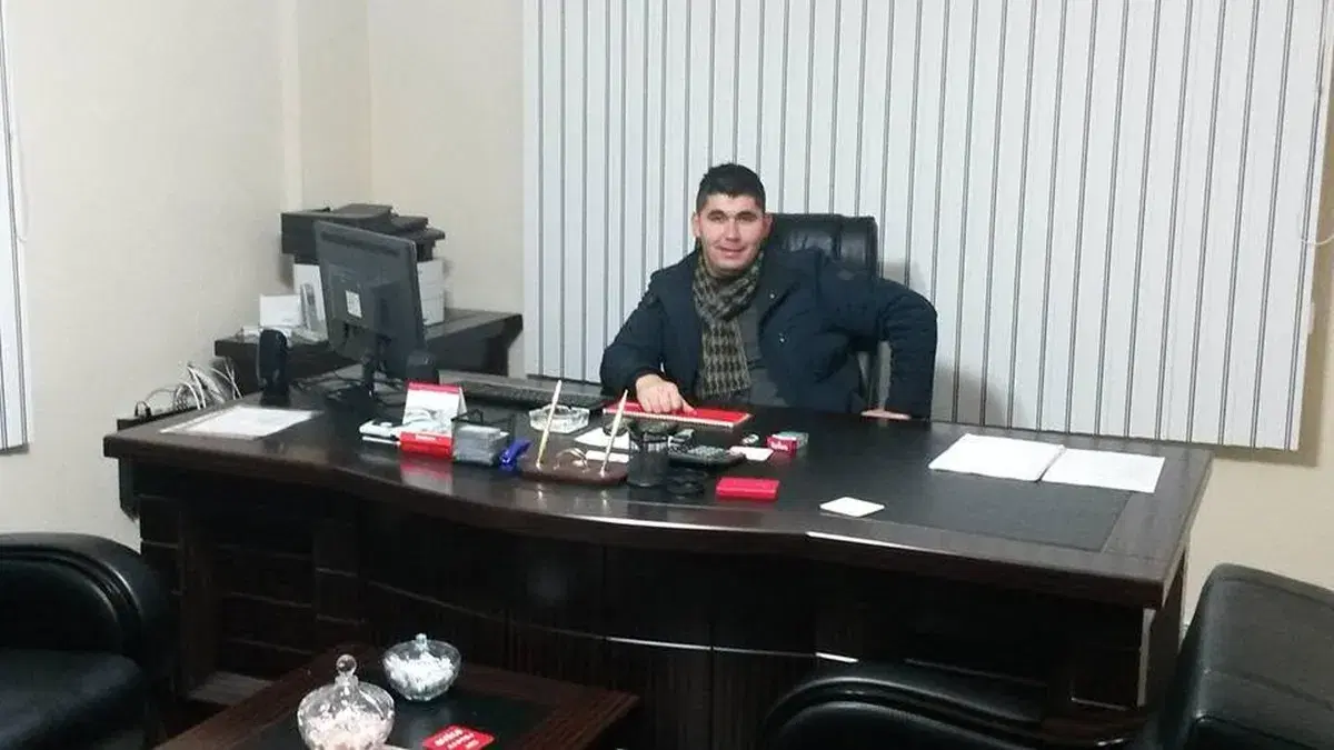 Eski ilçe başkanı evinde karnından vurulmuş bulundu
