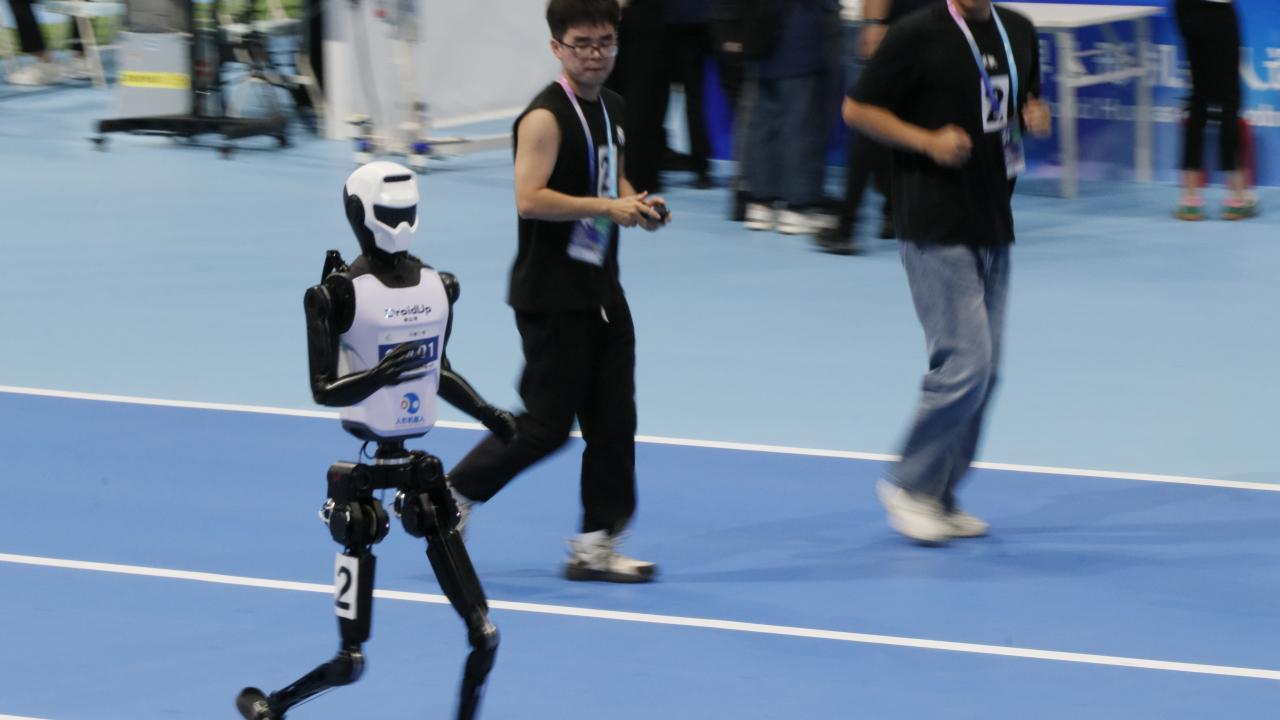 Çinli insansı robot 100 metreyi 9,32 saniyede koştu