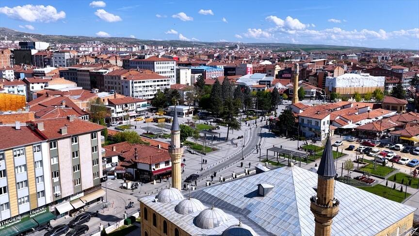 Bakan Kurum, yenilenen Çorum Tarihi Kent Meydanı'nı paylaştı