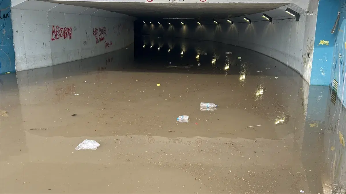 Adana'da sağanak: Alt geçitte mahsur kalan sürücü ve çocukları kurtarıldı