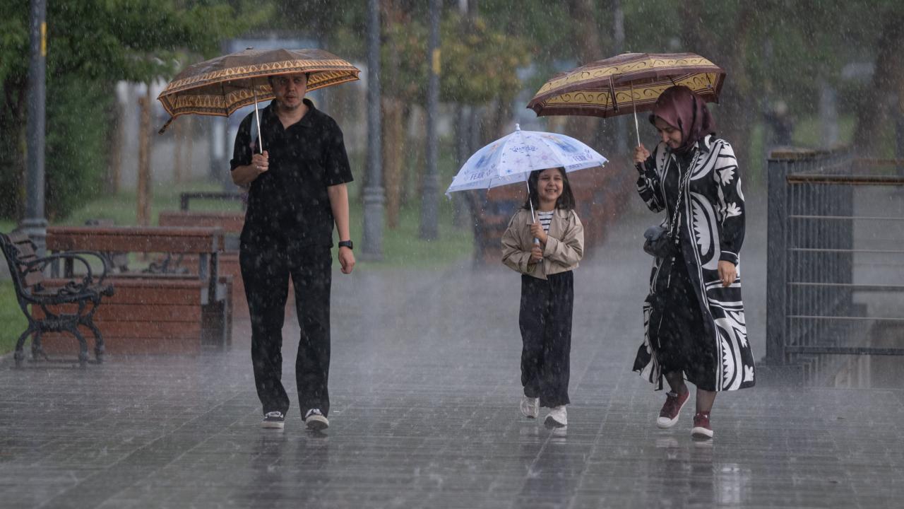 İstanbul'da sağanak: Okullar tatil, motosiklet yasağı
