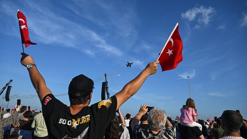 SOLOTÜRK İstanbul semalarında gösteri uçuşu yaptı