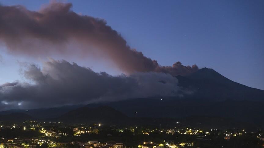 Etna'nın kül püskürtmesi Katanya Havalimanı'nı kapattı