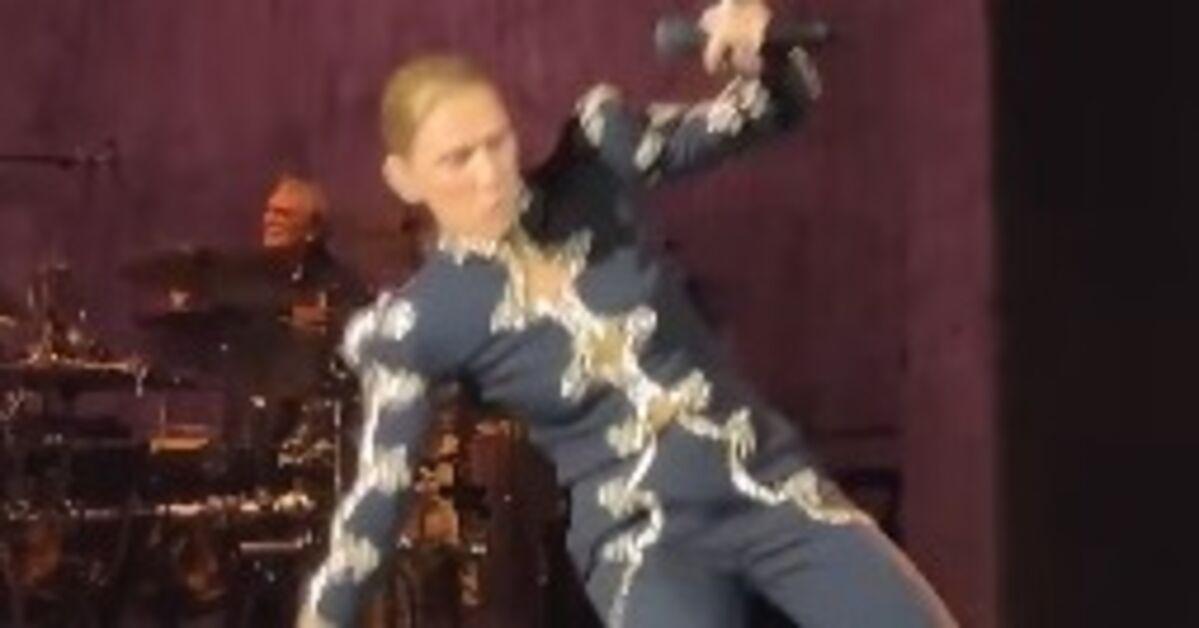 Celine Dion geri dönüş konserinde sahnede düştü