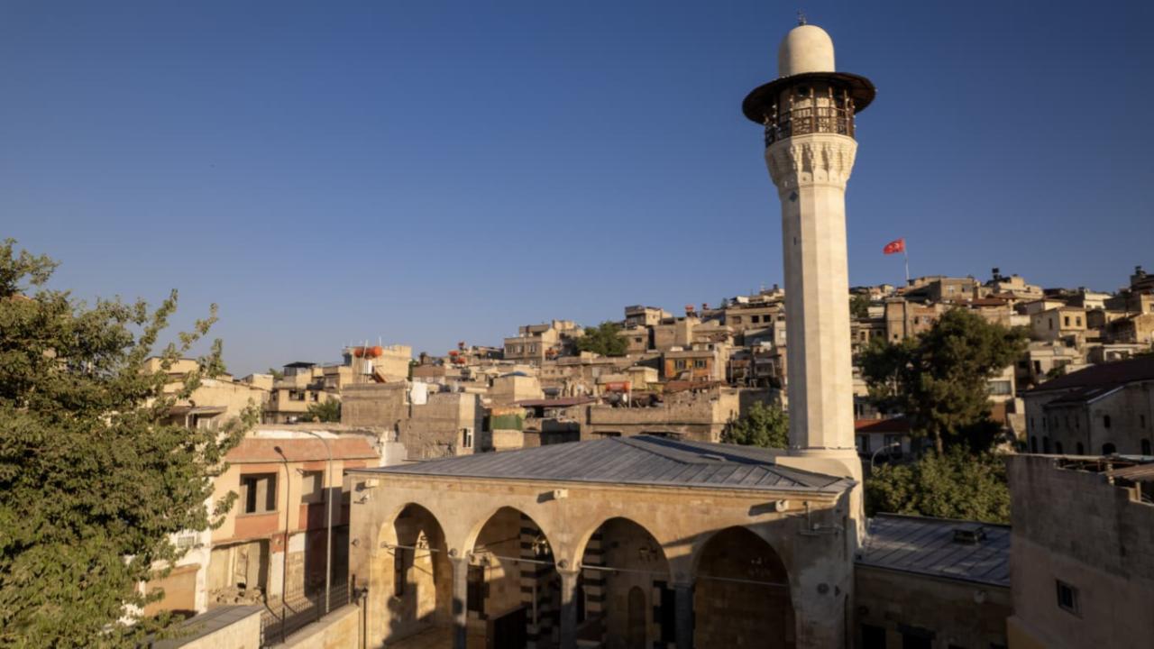Depremde hasar gören 2 tarihi cami restore edilerek ibadete açıldı