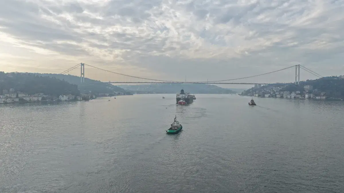 Dron saldırısına uğrayan AK ANA tankeri İstanbul Boğazı'ndan geçti