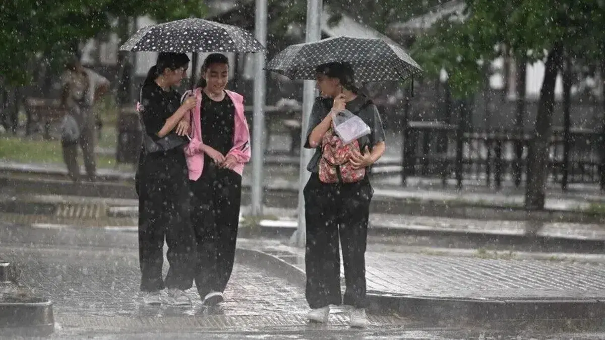 İstanbul'da sağanak toplu ulaşımı felç etti: Birçok sefer iptal