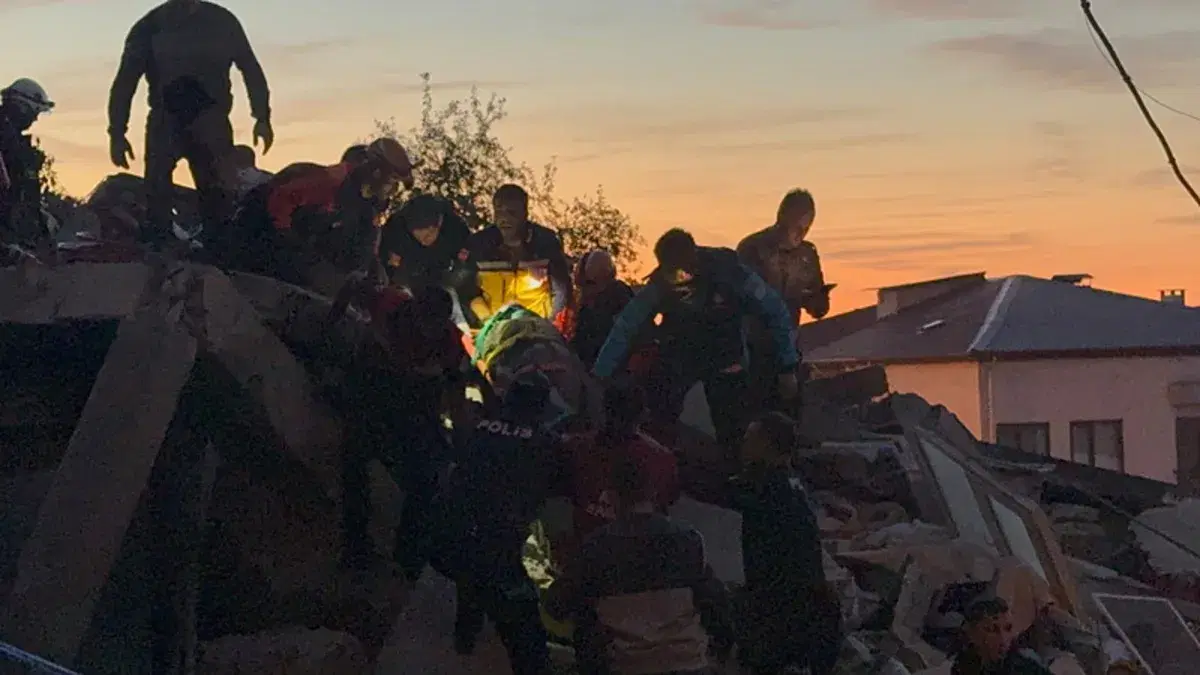 Zonguldak'ta bina çöktü: 1 kişi kurtarıldı, arama sürüyor