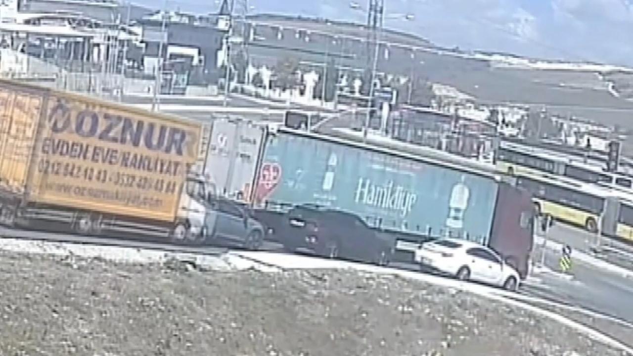 Başakşehir'de zincirleme kaza: 4 araca çarpan kamyonette 1 yaralı