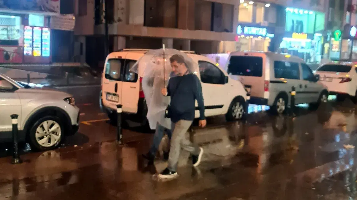 İstanbul'da şiddetli yağış uyarısı: Hafta sonu eğitime ara verildi
