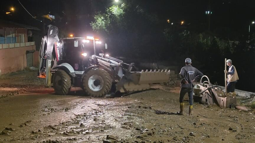 Erzincan'ın Üzümlü ilçesinde sağanak taşkına neden oldu