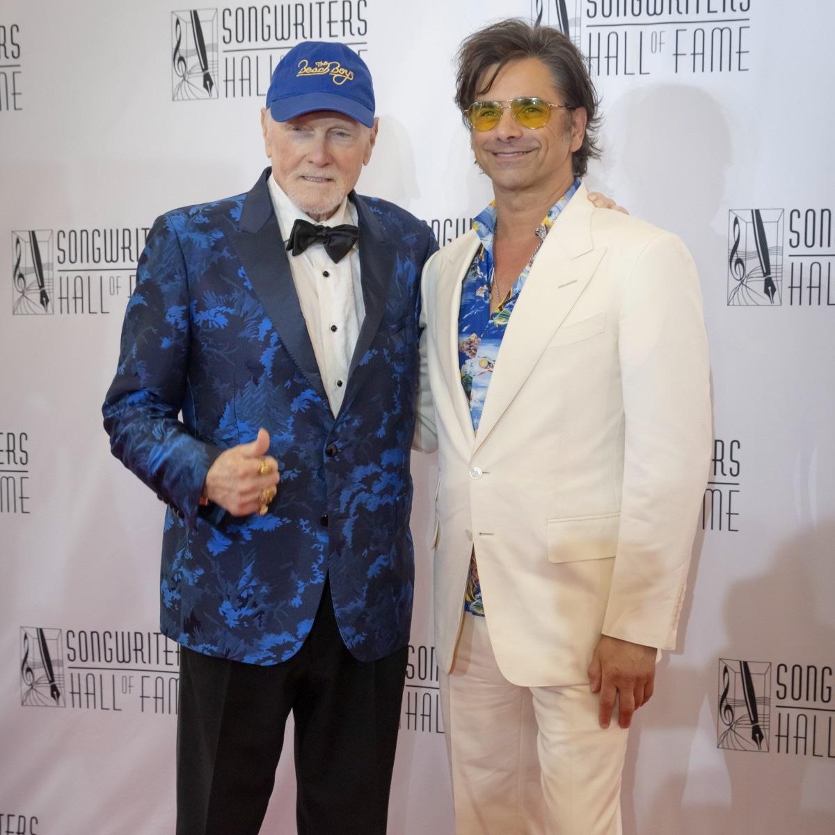 John Stamos, Beach Boys'un Mike Love'ının sağlık sorunlarını duyurdu