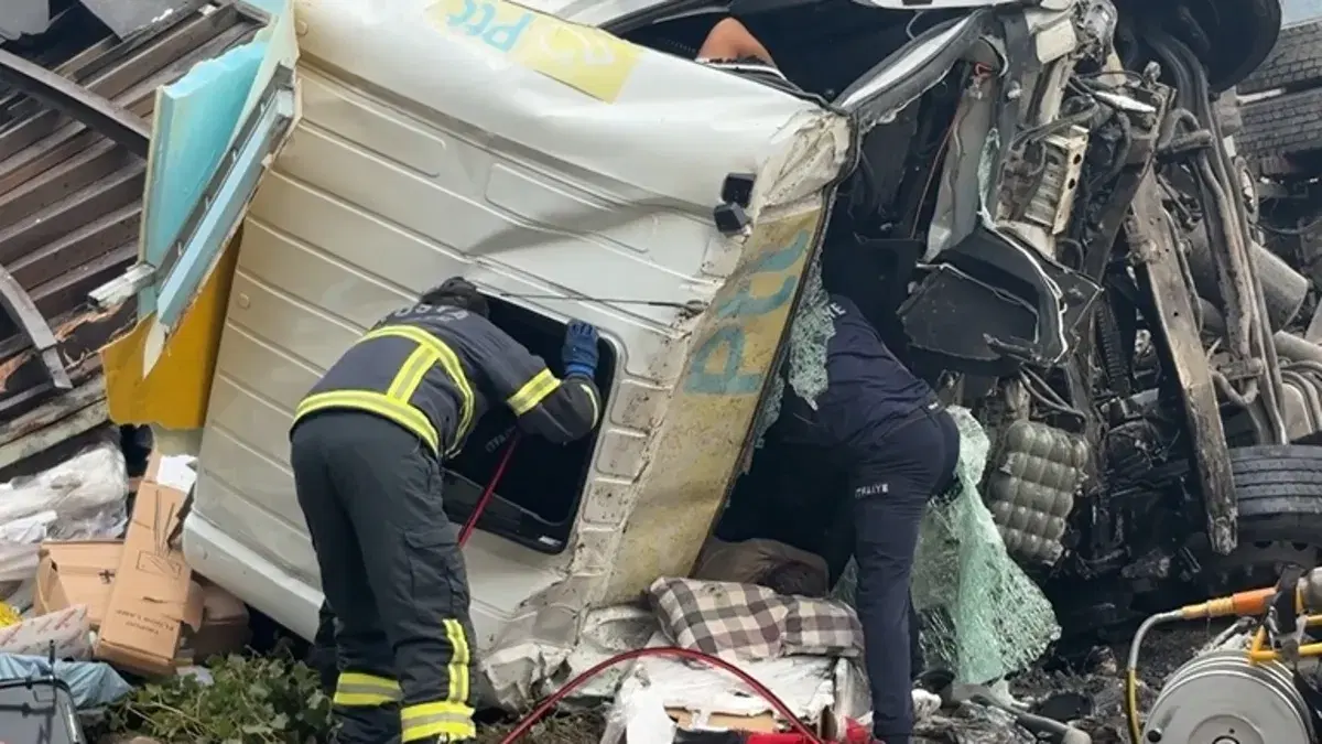 Kastamonu'da kamyon 25 metreden köprüden uçtu: 2 yaralı