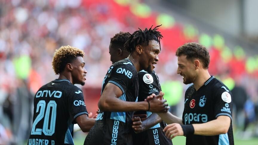 Trabzonspor deplasmanda Samsunspor'u 3-0 geçti