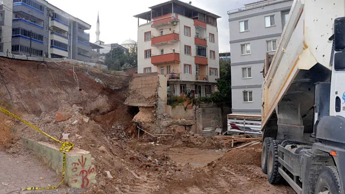 Kahramanmaraş'ta temel kazısı toprak kaymасına yol açtı: 2 bina boşaltıldı