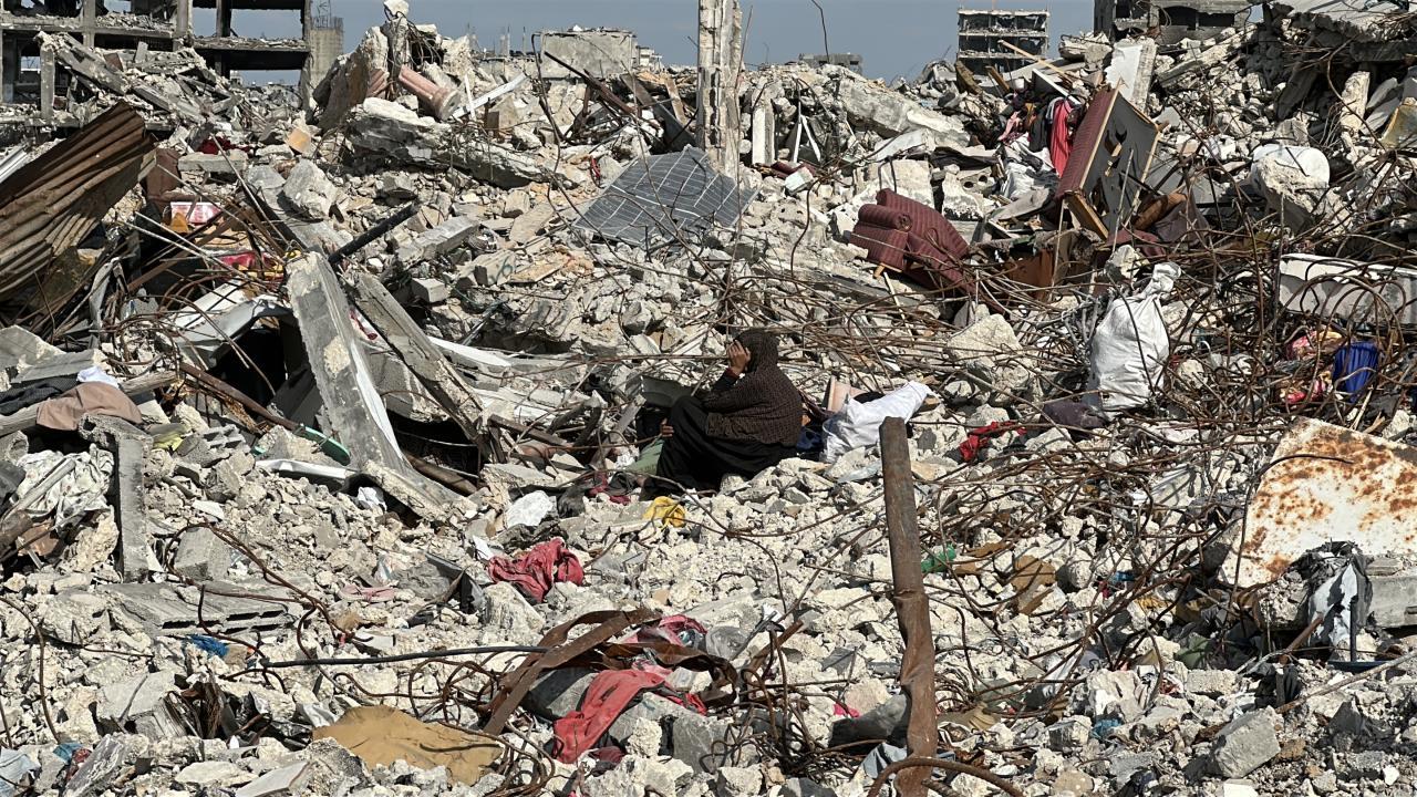 Gazze'de İsrail saldırısında yıkılan evden 13 cenaze çıkarılıyor