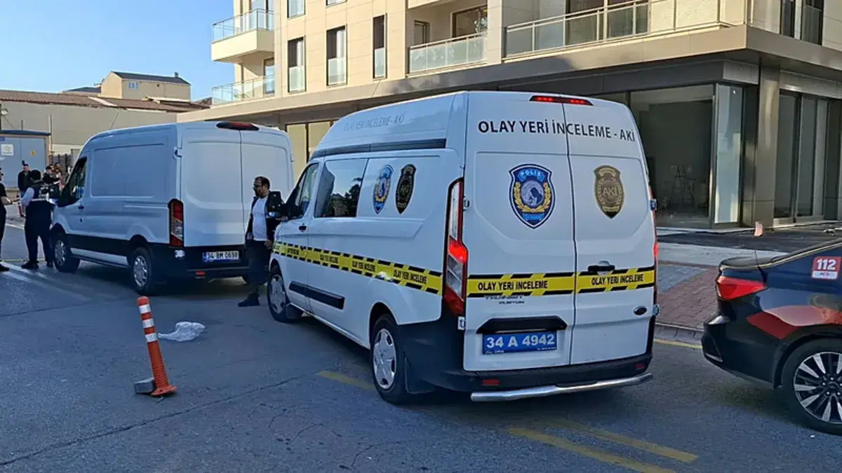 Ümraniye'de mobilya imalathanesi önünde el bombası bulundu
