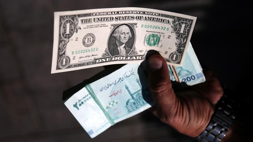 İran'da dolar serbest piyasada 240 bin tümene çıktı