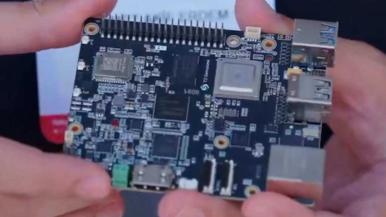 Haluk Bayraktar, TEKNOFEST yarışmacılarına T3 Gemstone O1 hediye etti