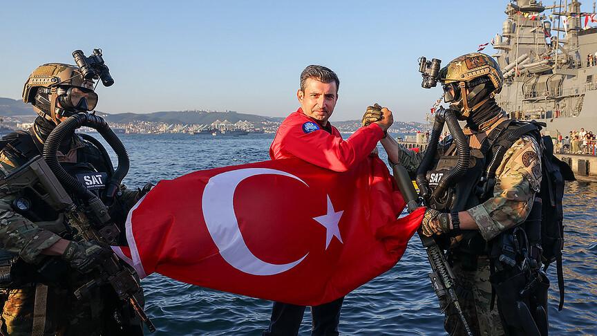 Selçuk Bayraktar SAT ve SAS komandolarıyla buluştu