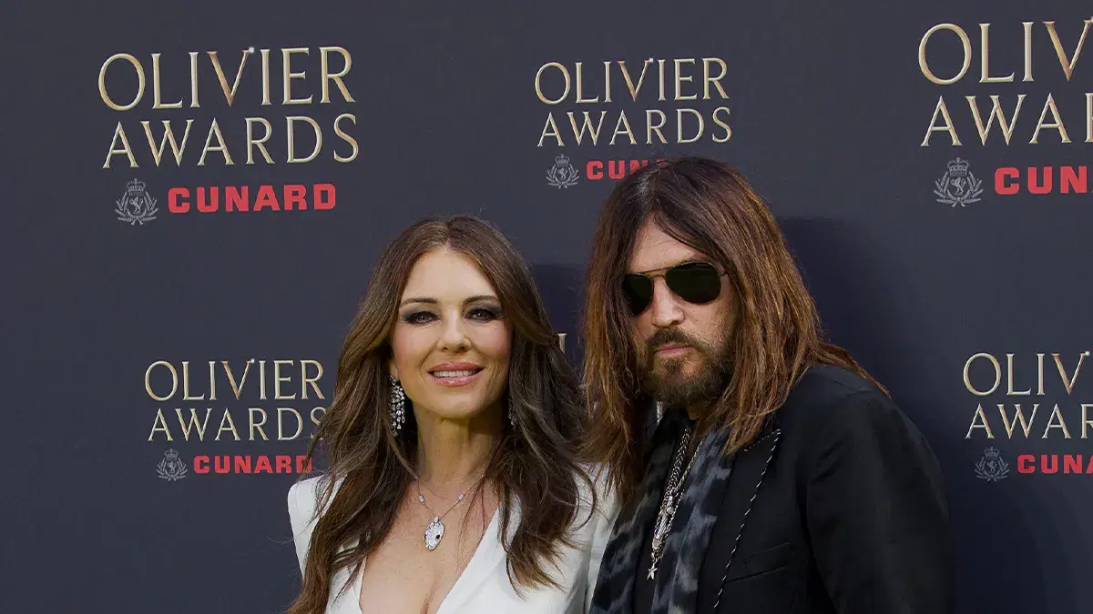 Liz Hurley, Billy Ray Cyrus ile nişanlandığını duyurdu