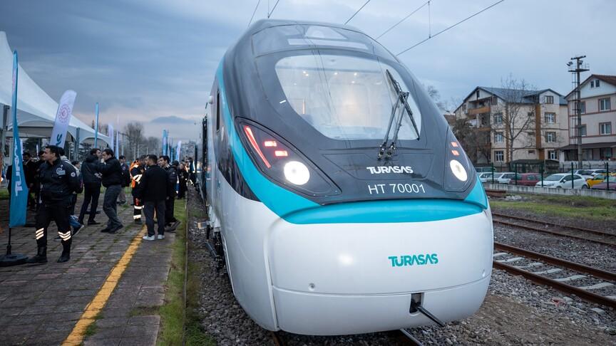 Milli elektrikli hızlı tren saatte 250 km hıza ulaştı