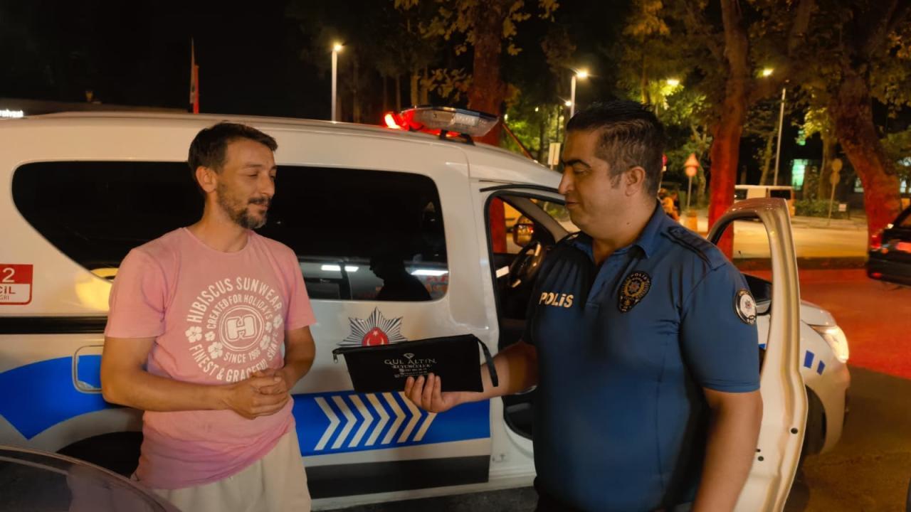 Bursa'da dürüst vatandaş 30 bin TL'yi polise teslim etti