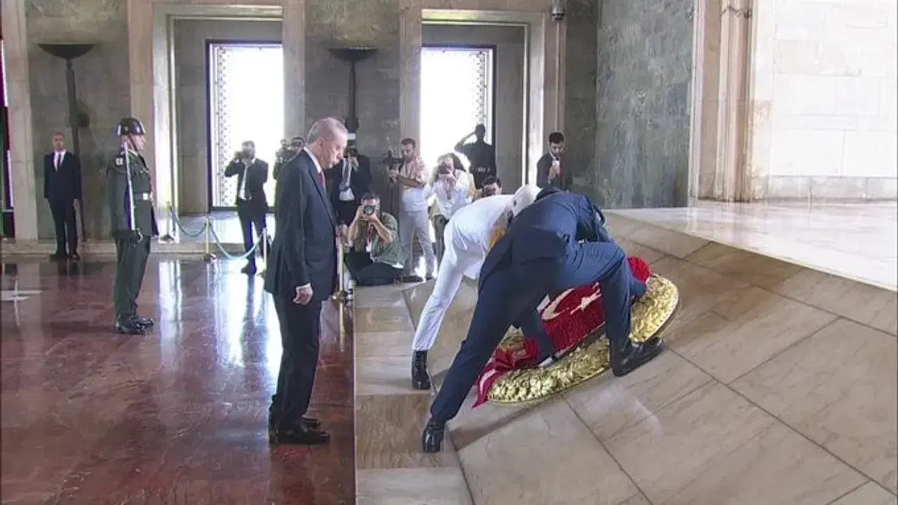 Cumhurbaşkanı Erdoğan, Yüksek Askeri Şura önce Anıtkabir'i ziyaret etti