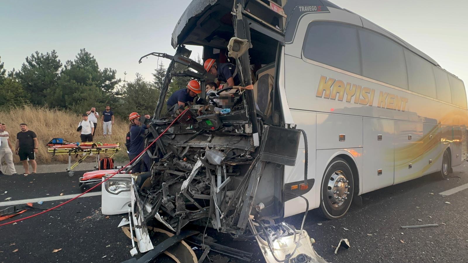 Yolcu Otobüsü Kamyona Çarptı: 1 Ölü, 10 Yaralı