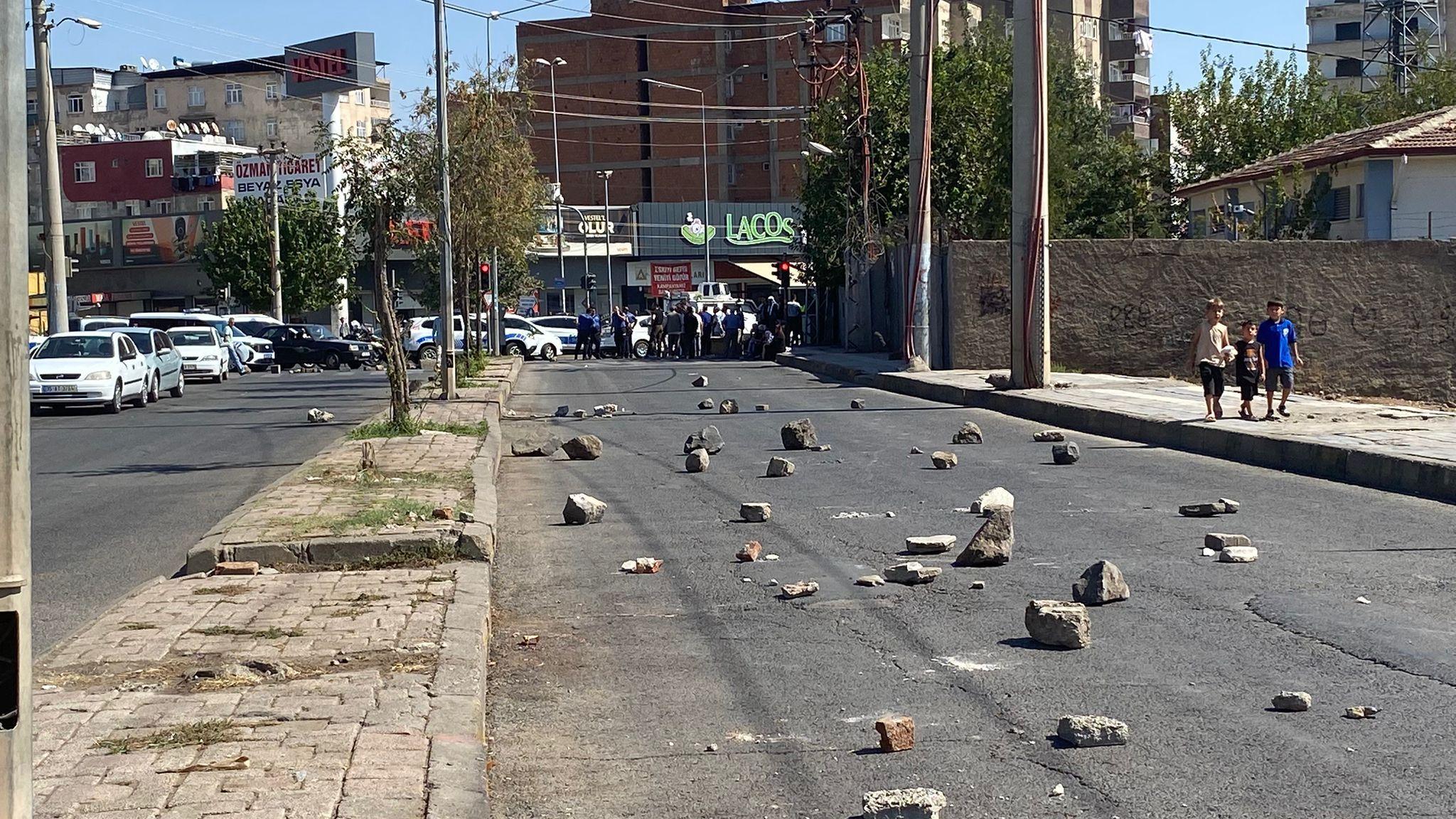 Tapulu Arazilerinden Geçen Yolu Taşlarla Trafiğe Kapattılar