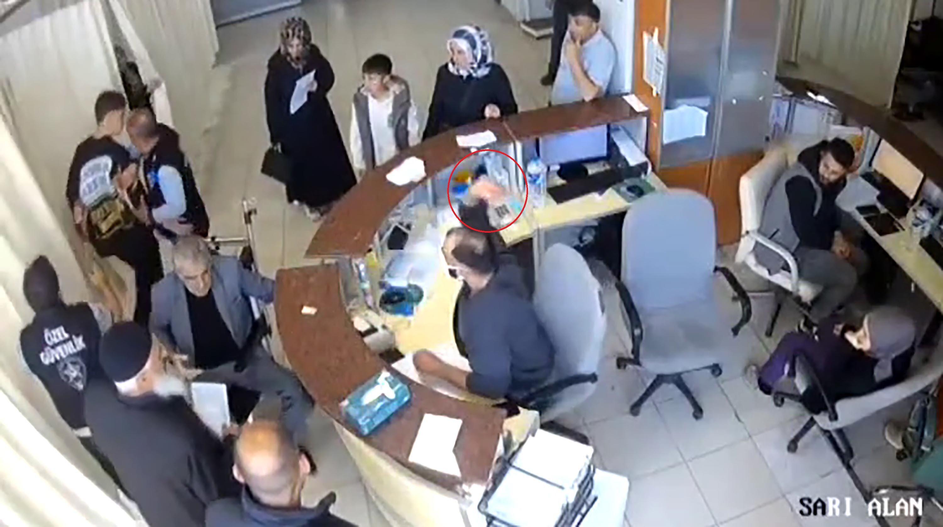 Hastaya bağırıp hakaret eden, oğluna da kalem fırlatan doktor hakkında soruşturma