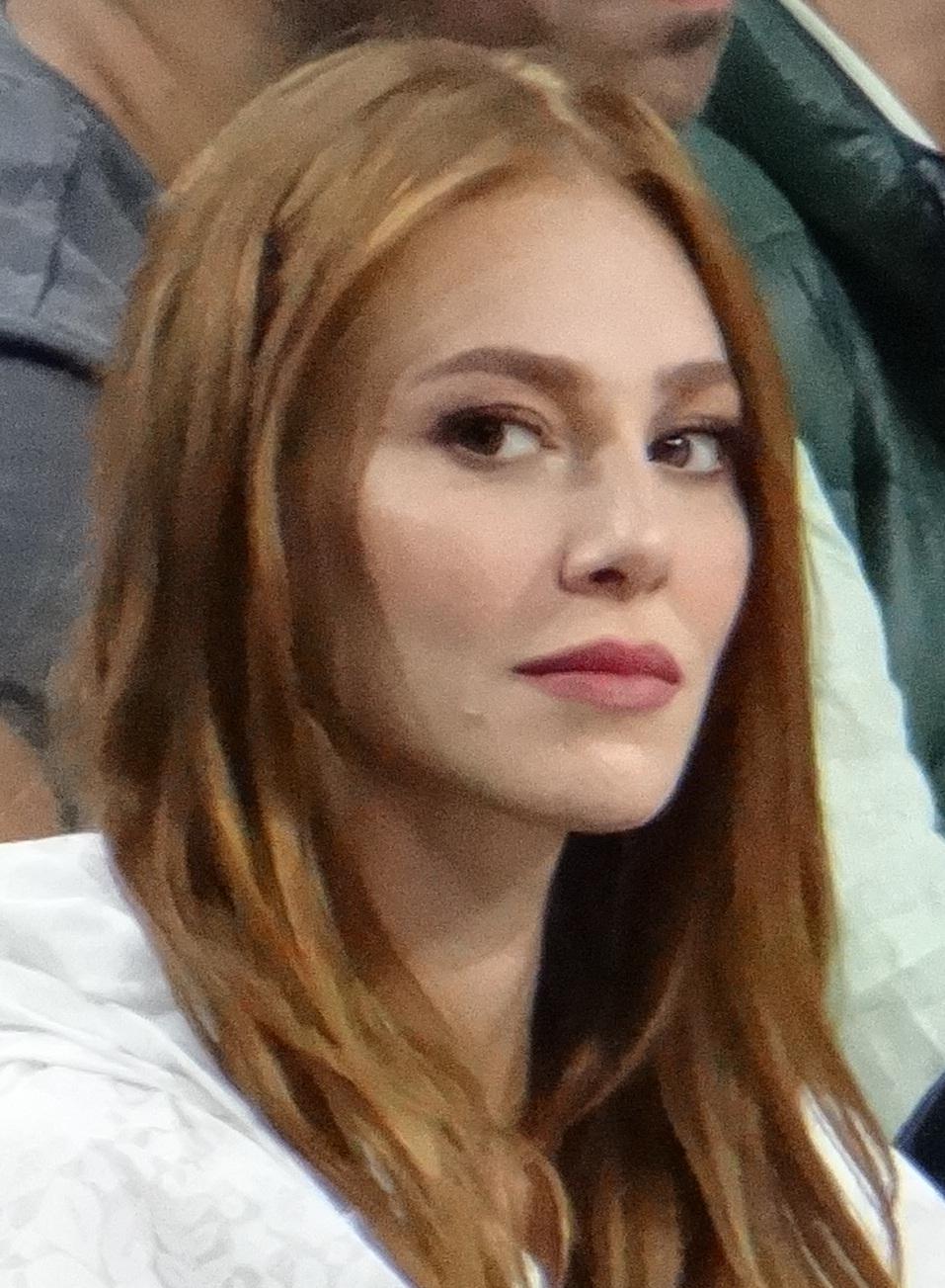 Elçin Sangu lösemili Erva'nın hayalini gerçekleştirdi