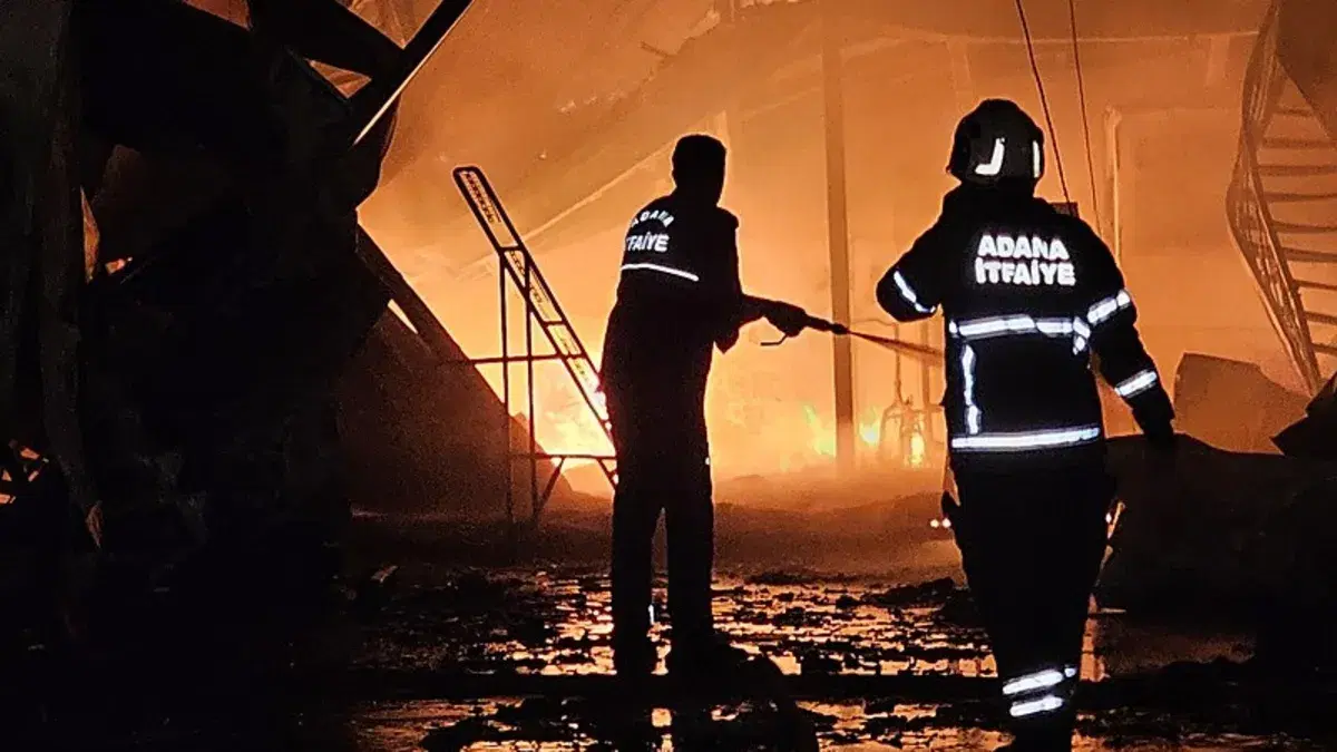 Adana'da sebze halinde yangın: 22 iş yeri zarar gördü