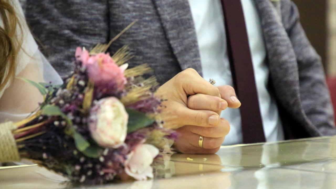 Aile ve Gençlik Fonu'ndan bu ay 18 bin 334 gence 2 milyar 76 milyon lira
