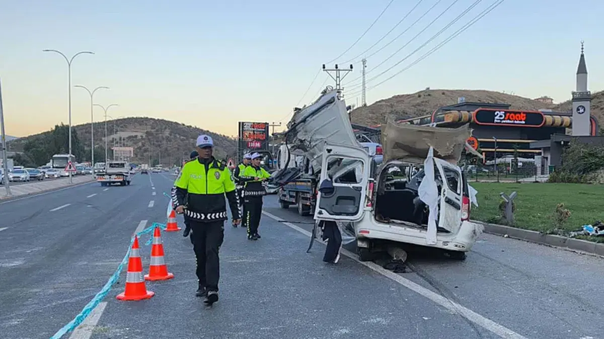 Ankara'da iki otomobil çarpıştı: 2 ölü, 2 ağır yaralı