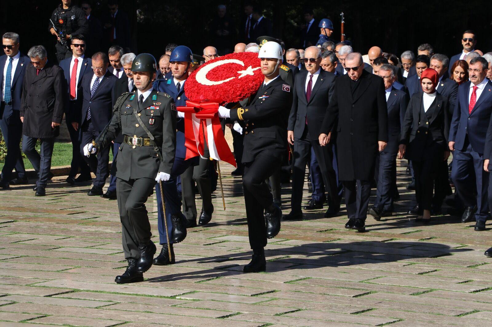 Cumhurbaşkanı Erdoğan ve devlet erkanı Anıtkabir'i ziyaret etti