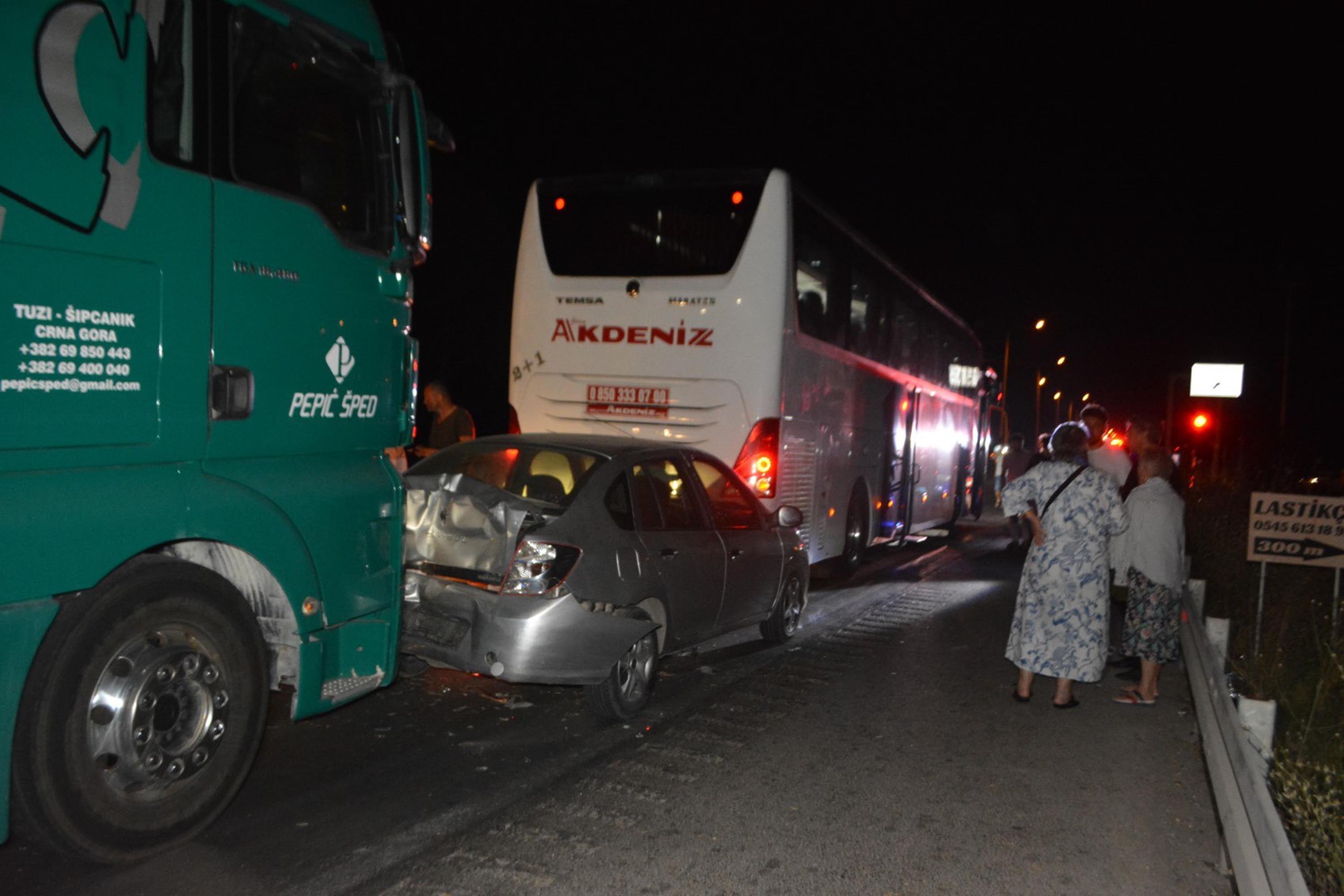 Ayvalık'ta Kırmızı Işıkta Zincirleme Kaza: 1 Ölü, 3 Yaralı