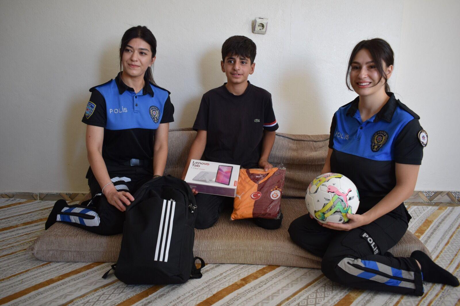 14 Yaşındaki Ömer, Çöpün Yanında Bulduğu 1,6 Milyon Liralık Altını Polise Teslim Etti
