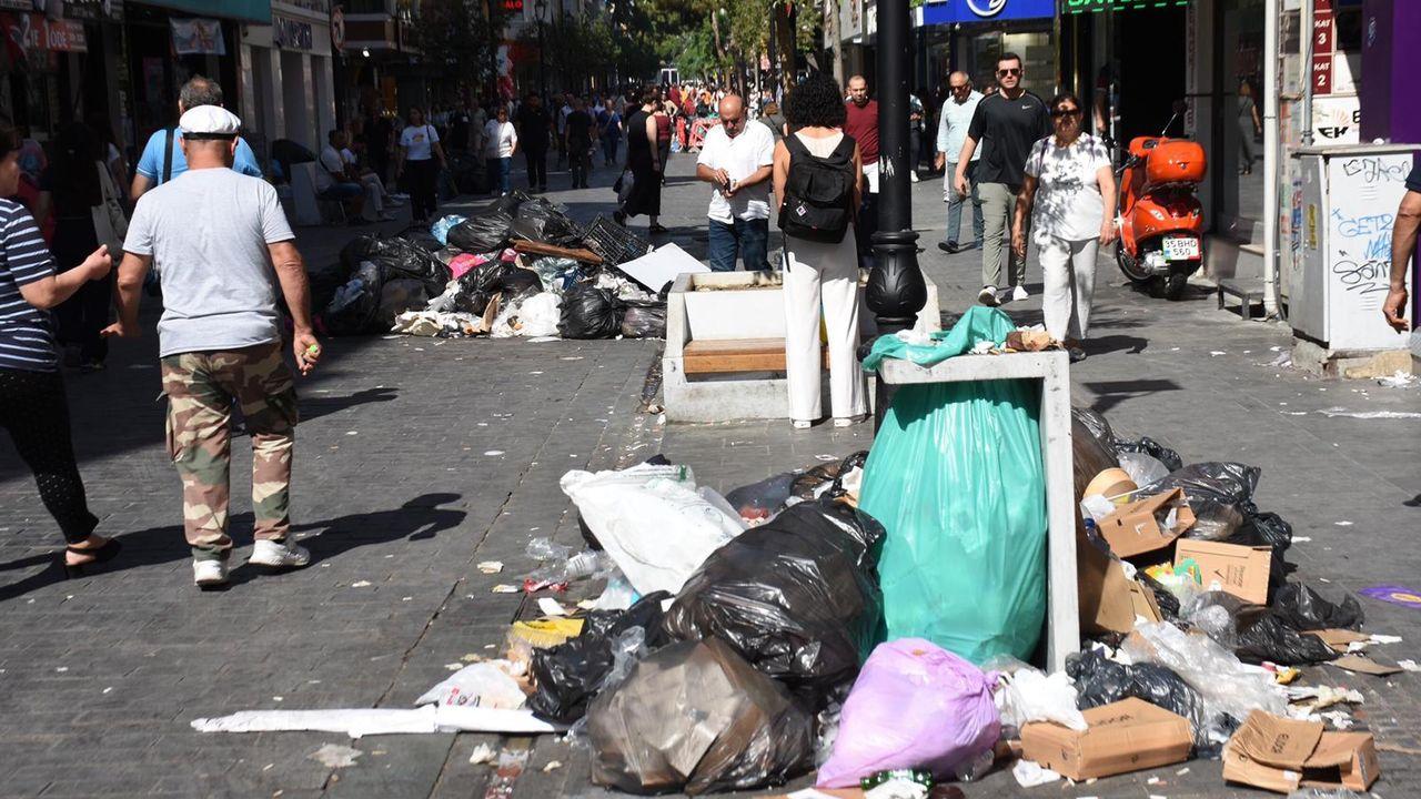 İzmir'de Çöp Yığınları Tepkiye Neden Oldu